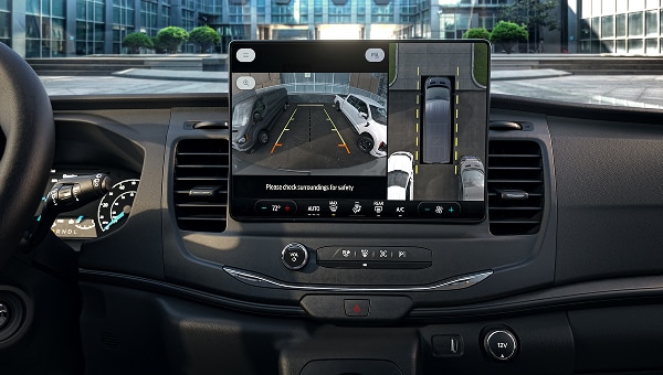 Pantalla de Ford Transit mostrando vista de cámara 360 del sistema Ford Co-Pilot 360.